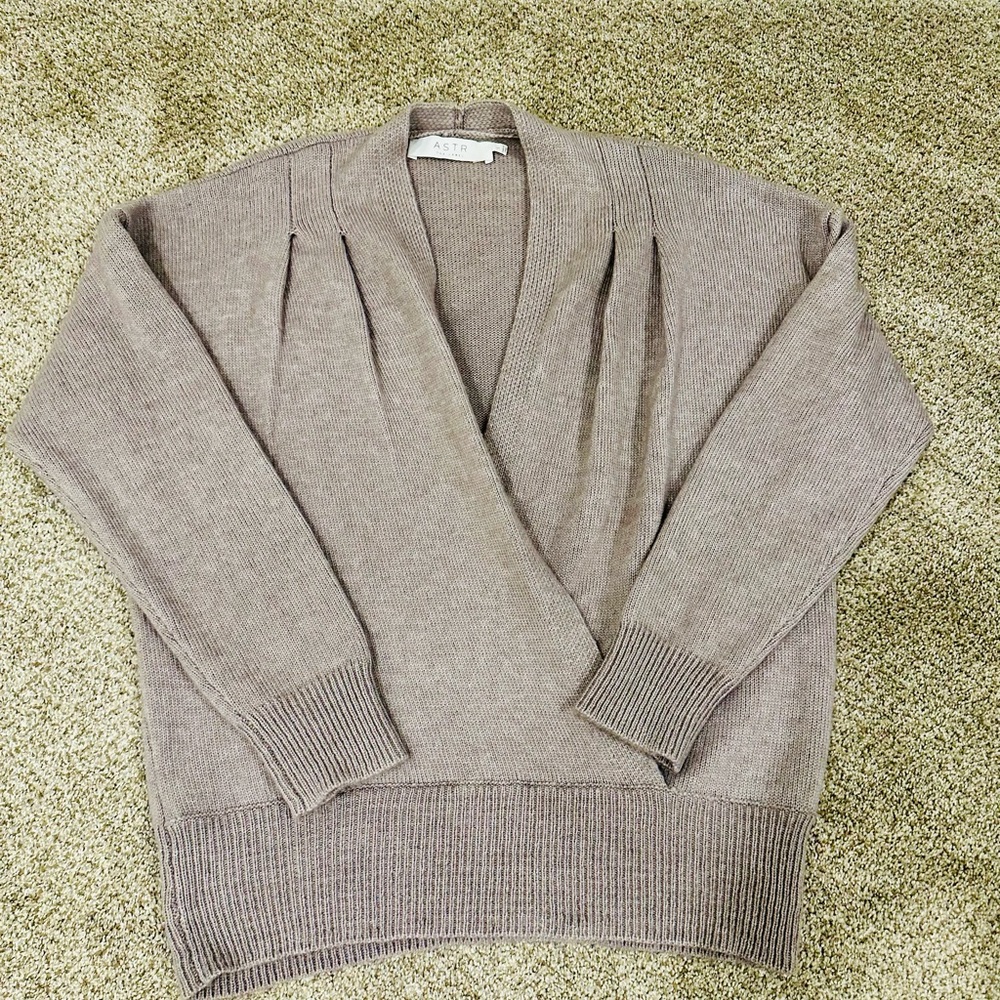 ASTR The Label Wrap Pleated Long Sleeve Sweater. Lilac, size S.Acrylic/Wool